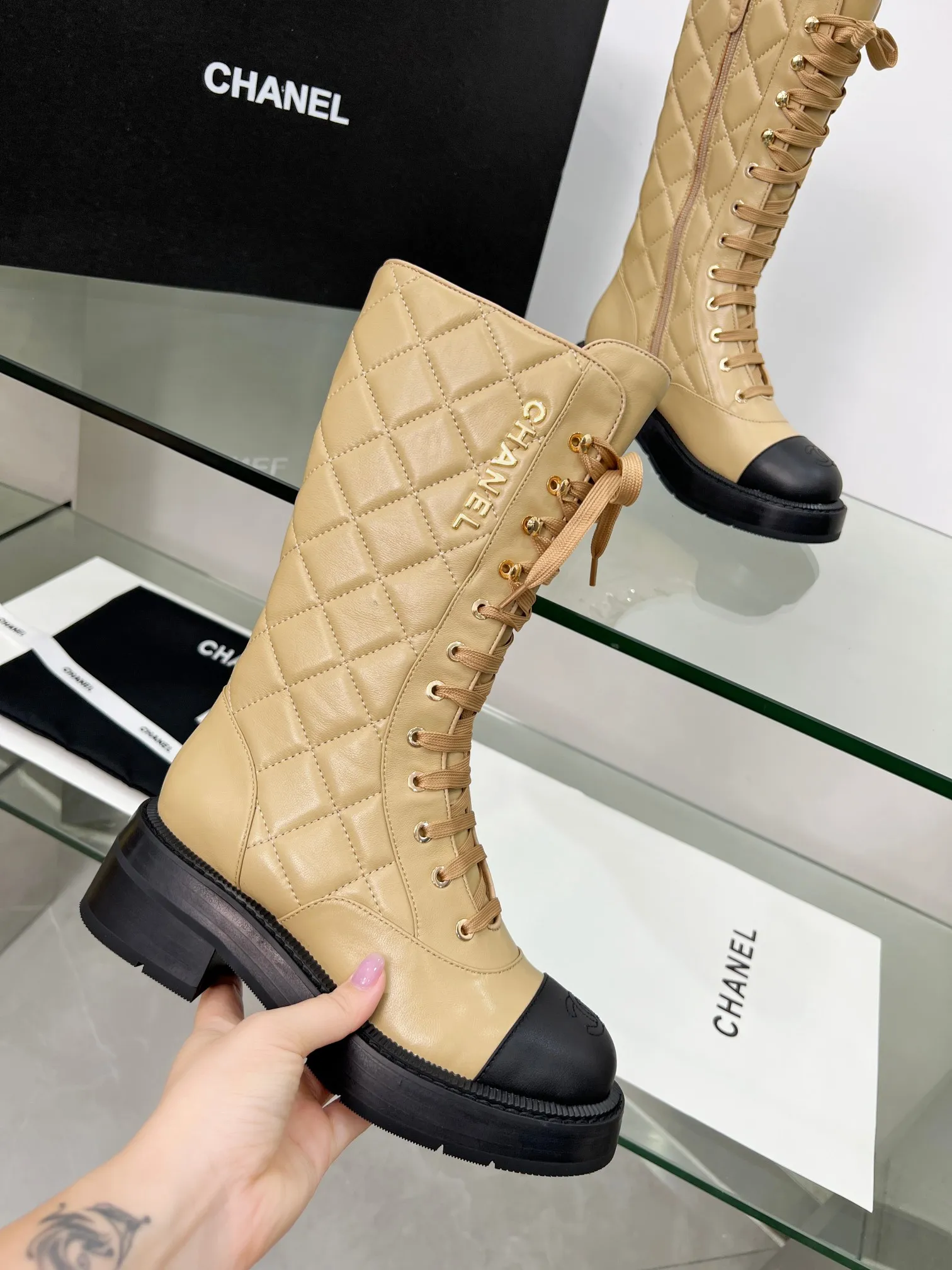 👟👟Ex-factory price 840👟👟 2025CHANEL I finally own this pair of Chanel diamond boots💫 Classic diamond pattern with black and white color, fashionable and high-end, and the thick sole is super stable for walking~ It instantly turns into a fashionable and cool cover when you put it on. Who knows the charm of Fragrant Grandma? When I was asked about the link while shopping, I was so happy🥳 Fabric: sheepskin, cow suede Lining: sheepskin Color: black white apricot Code number: 5-40 (41 customized)